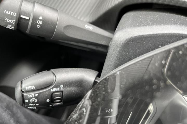 Gul Peugeot e-208 fra 2024