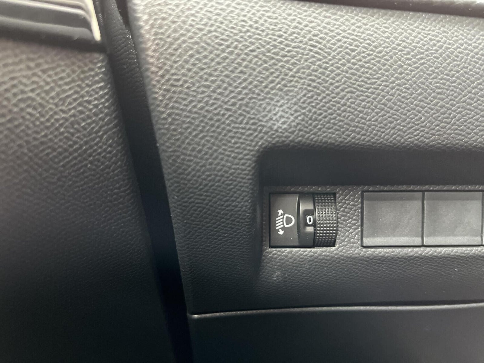Gul Peugeot e-208 fra 2024