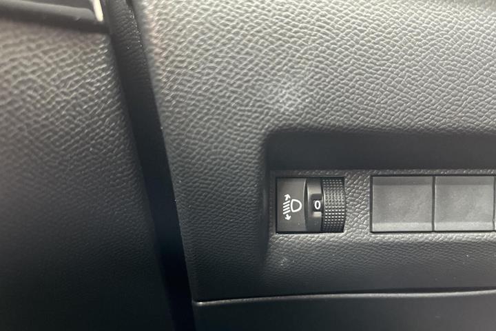Gul Peugeot e-208 fra 2024