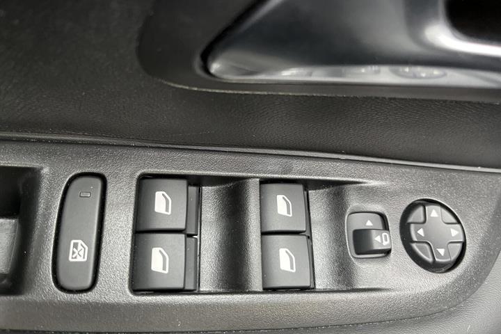 Gul Peugeot e-208 fra 2024
