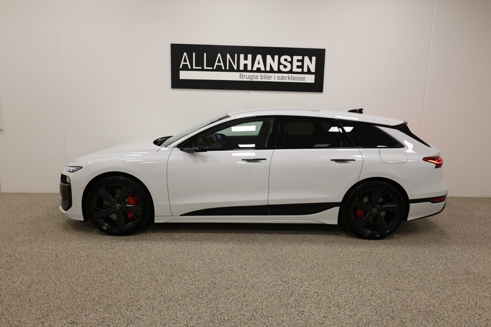 Hvid Audi S6 e-tron fra 2025