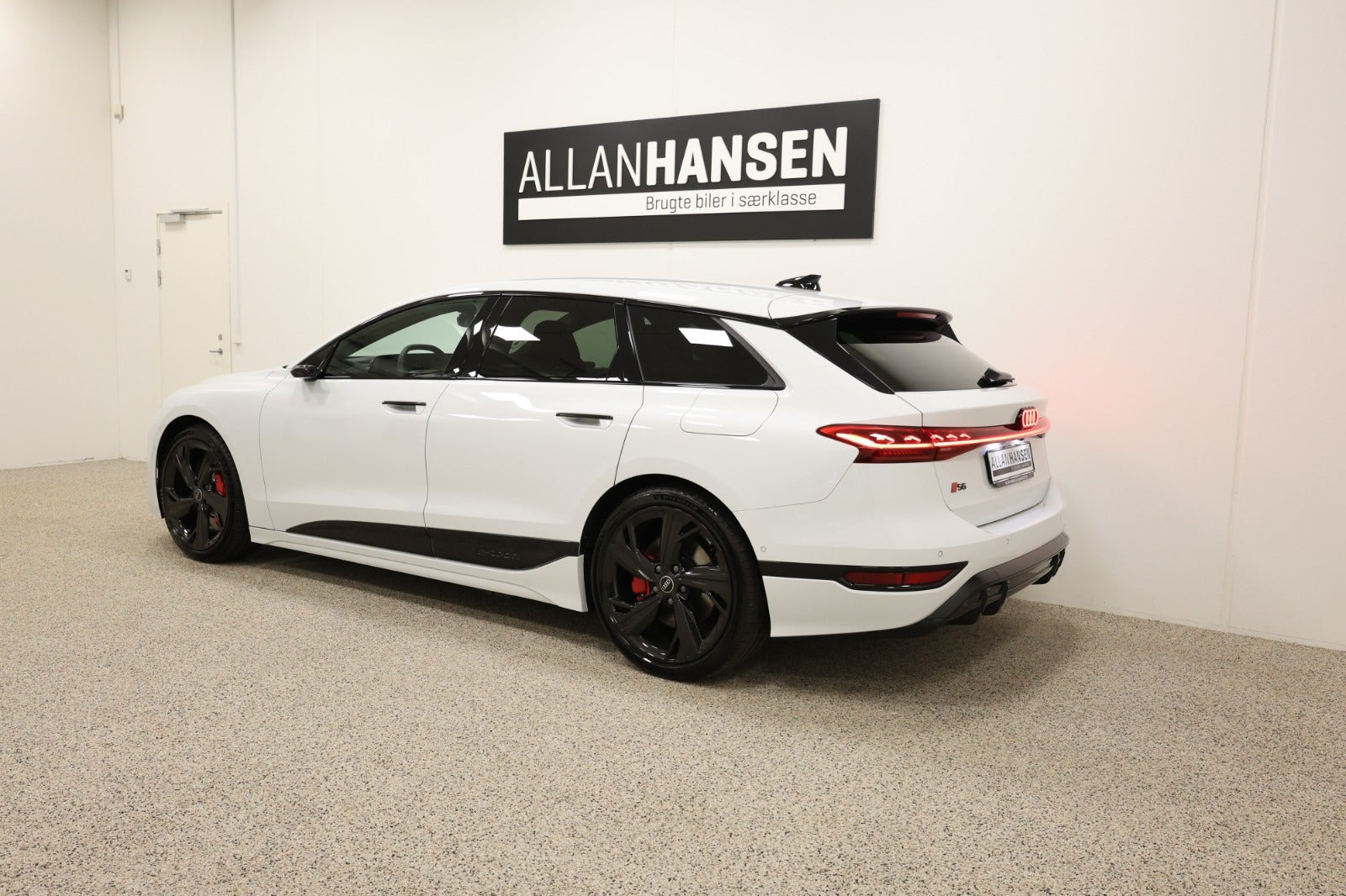 Hvid Audi S6 e-tron fra 2025