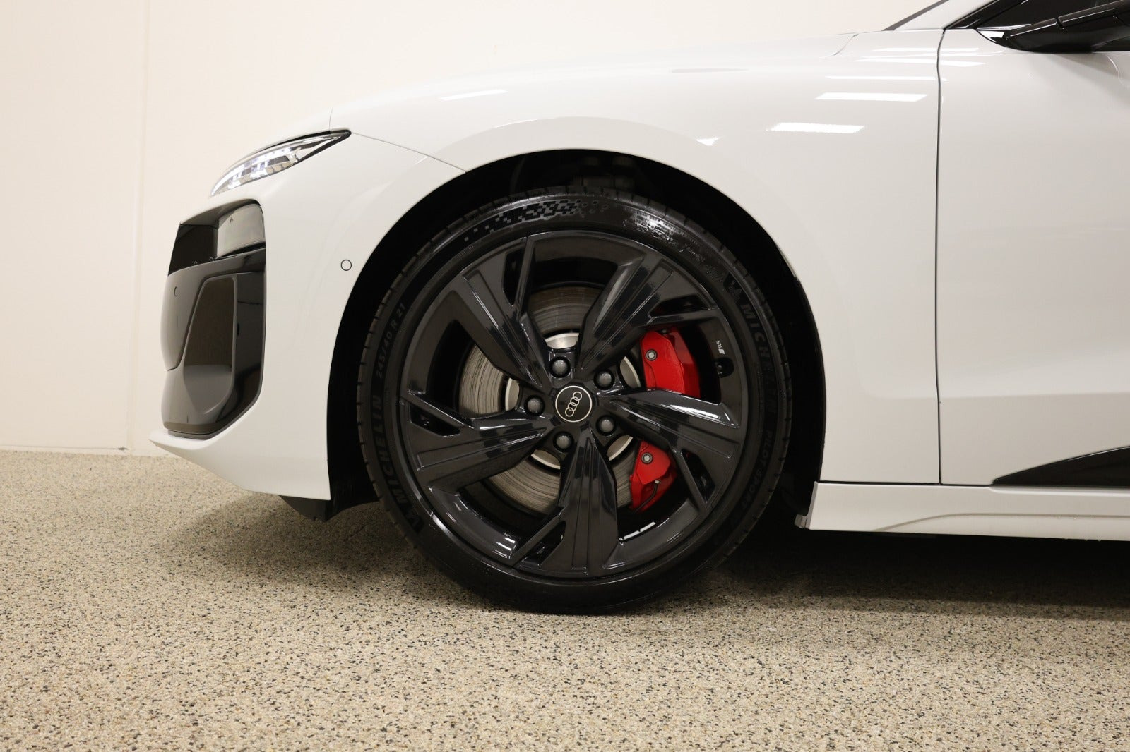 Hvid Audi S6 e-tron fra 2025