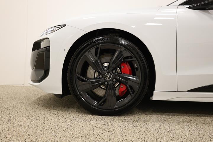 Hvid Audi S6 e-tron fra 2025