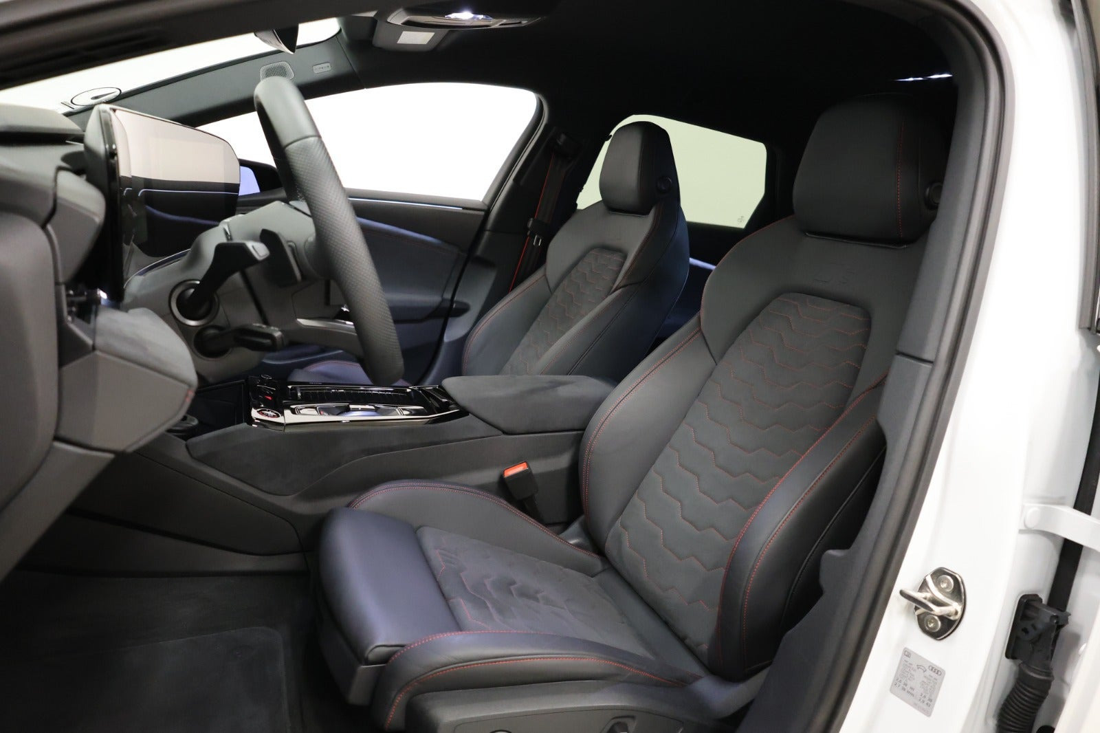 Hvid Audi S6 e-tron fra 2025