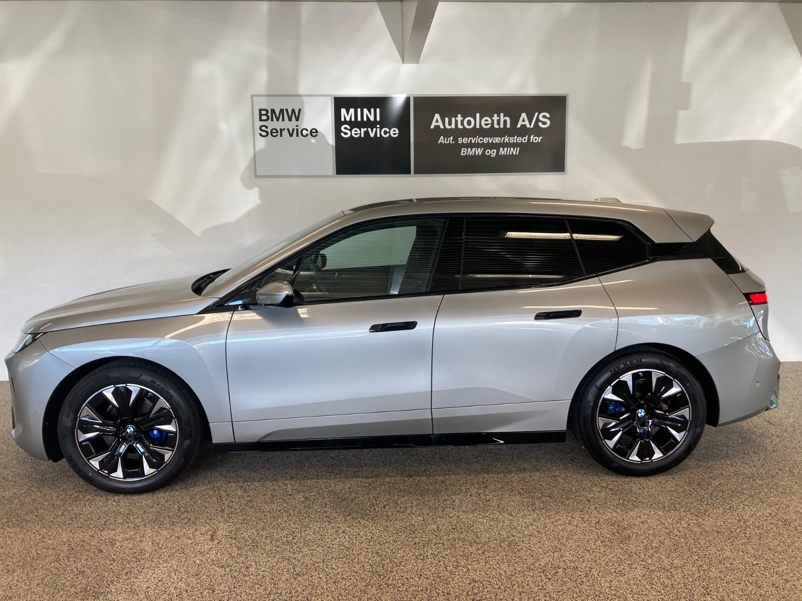 Sølv BMW iX fra 2025