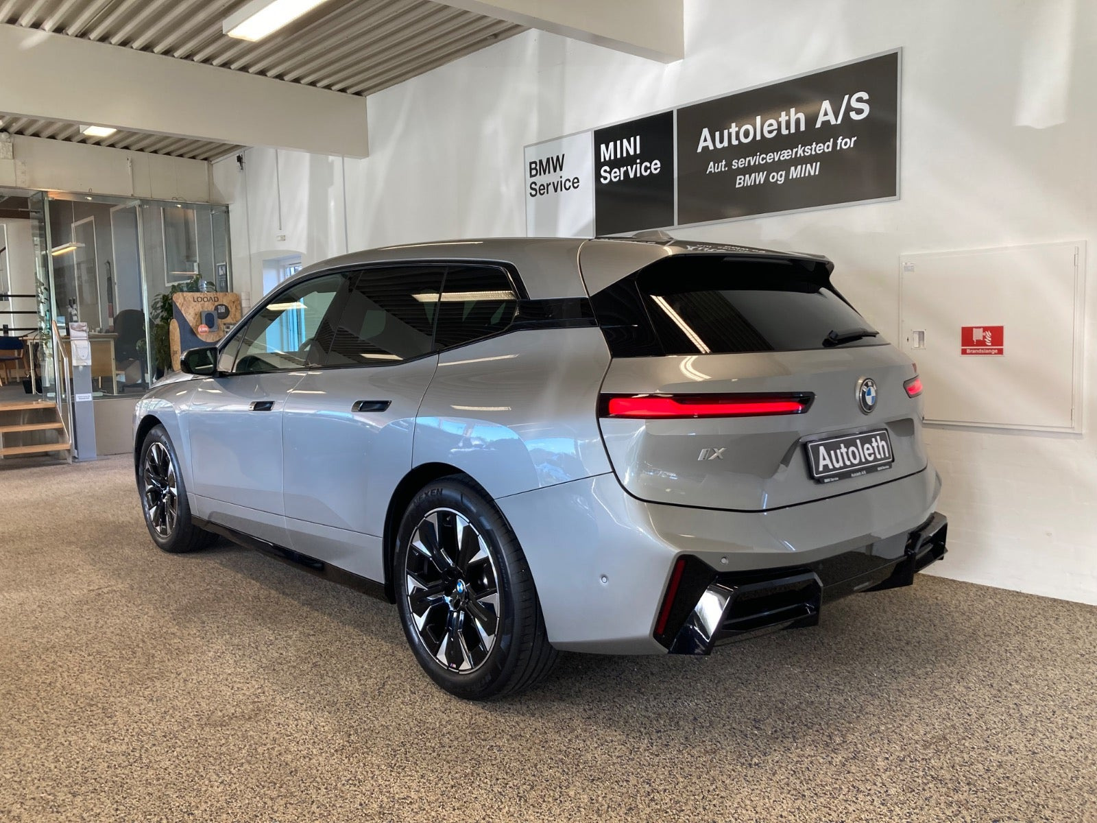 Sølv BMW iX fra 2025