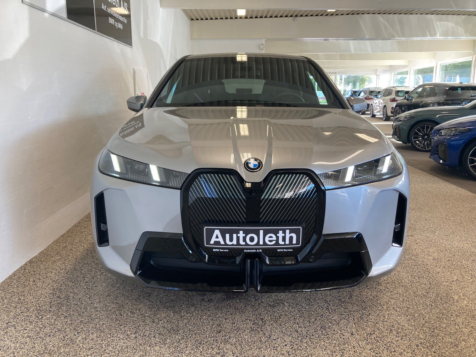 Sølv BMW iX fra 2025
