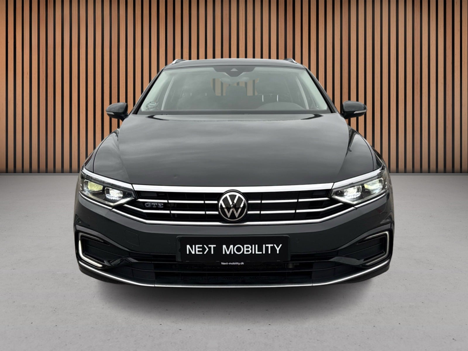 Grå VW Passat fra 2021