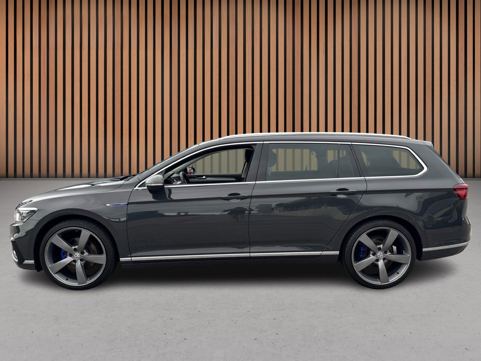 Grå VW Passat fra 2021