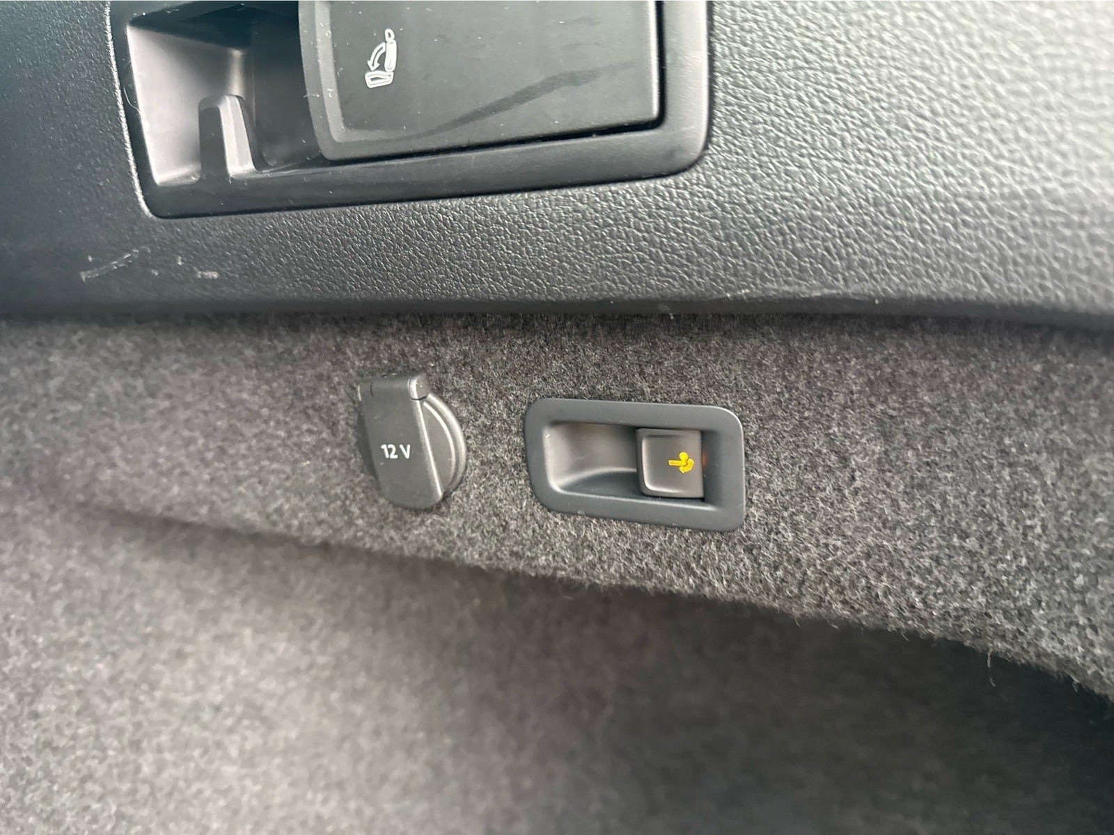 Grå VW Passat fra 2021
