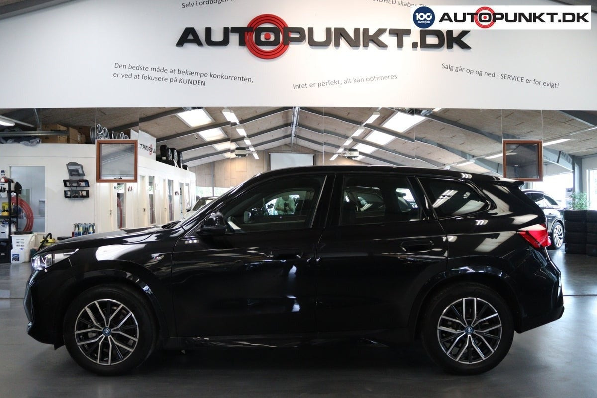 Sort BMW iX1 fra 2025