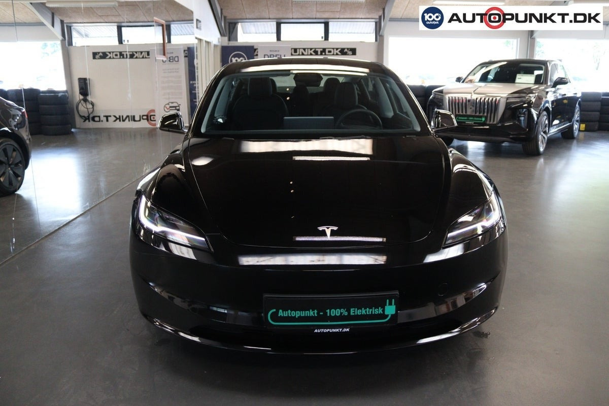 Sort Tesla Model 3 fra 2024