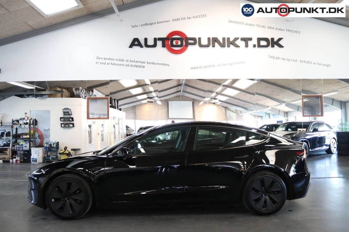 Sort Tesla Model 3 fra 2024