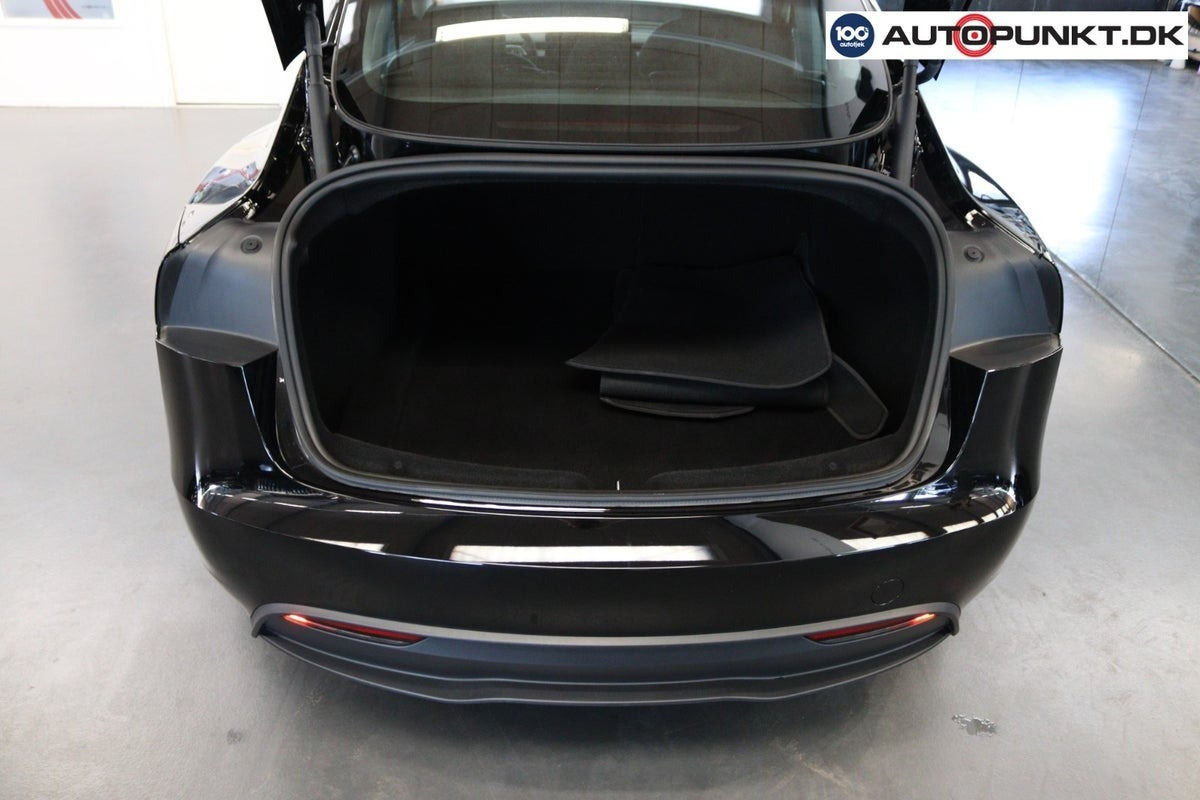 Sort Tesla Model 3 fra 2024