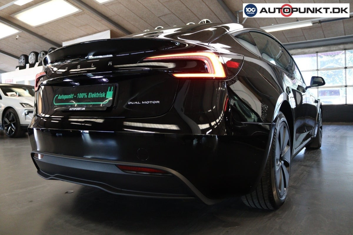 Sort Tesla Model 3 fra 2024