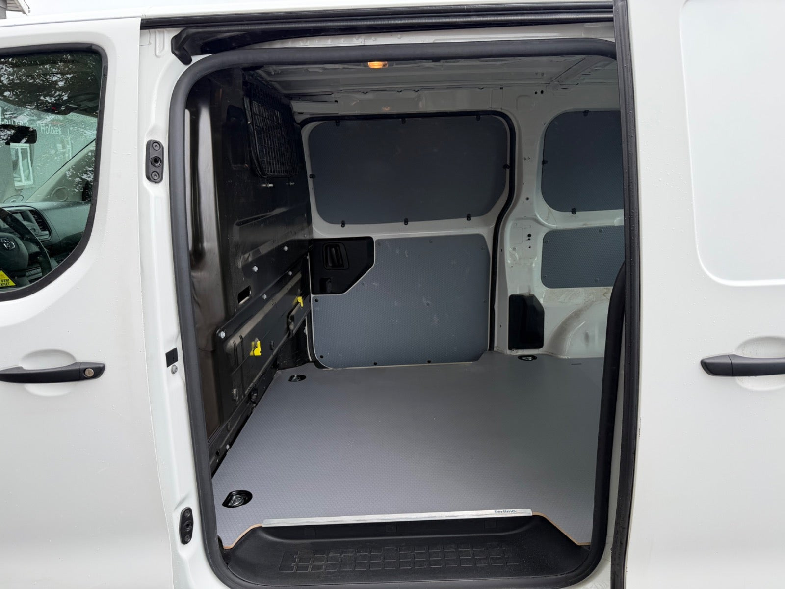 Hvid Toyota ProAce fra 2018