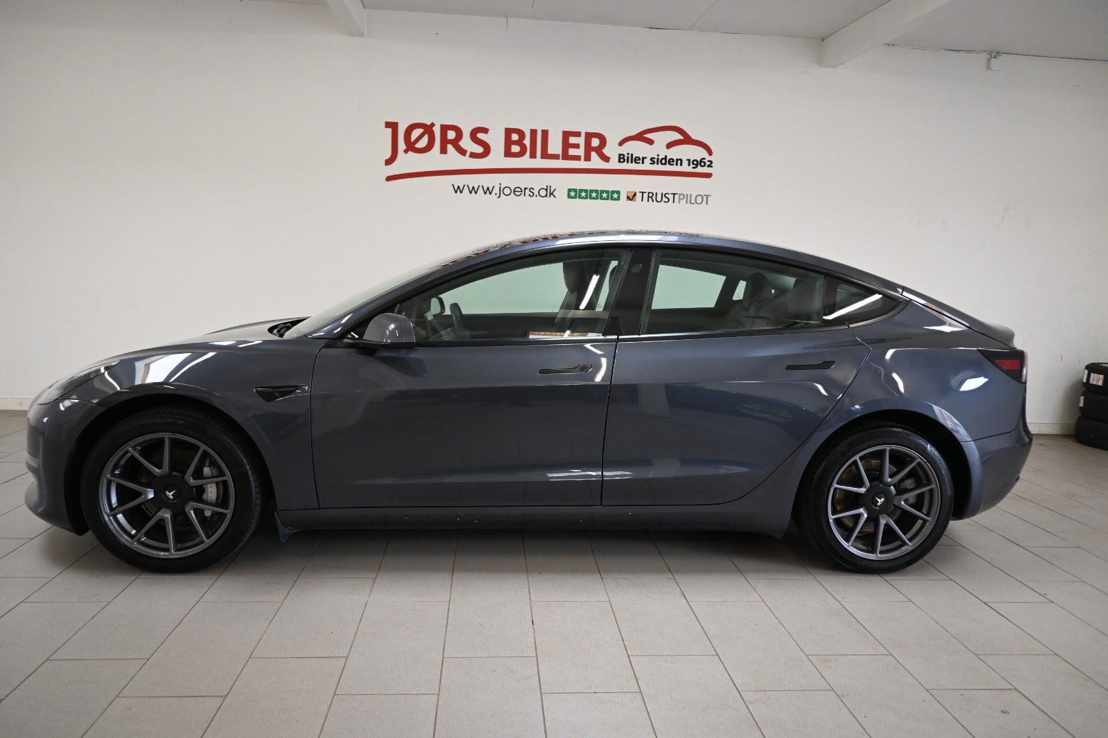 Grå Tesla Model 3 fra 2021