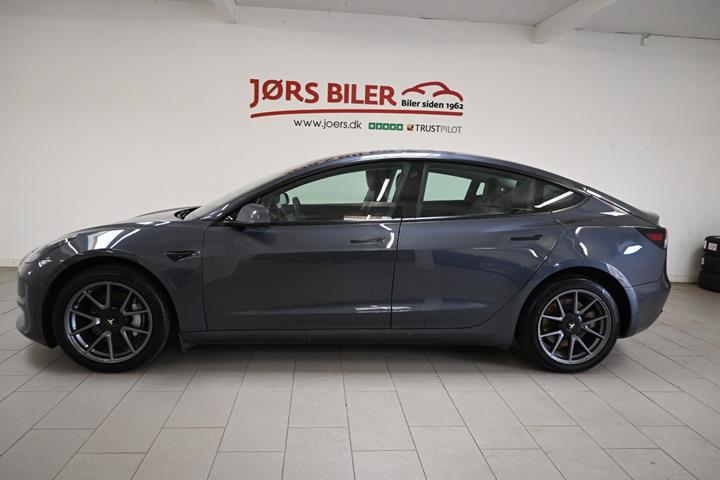 Grå Tesla Model 3 fra 2021