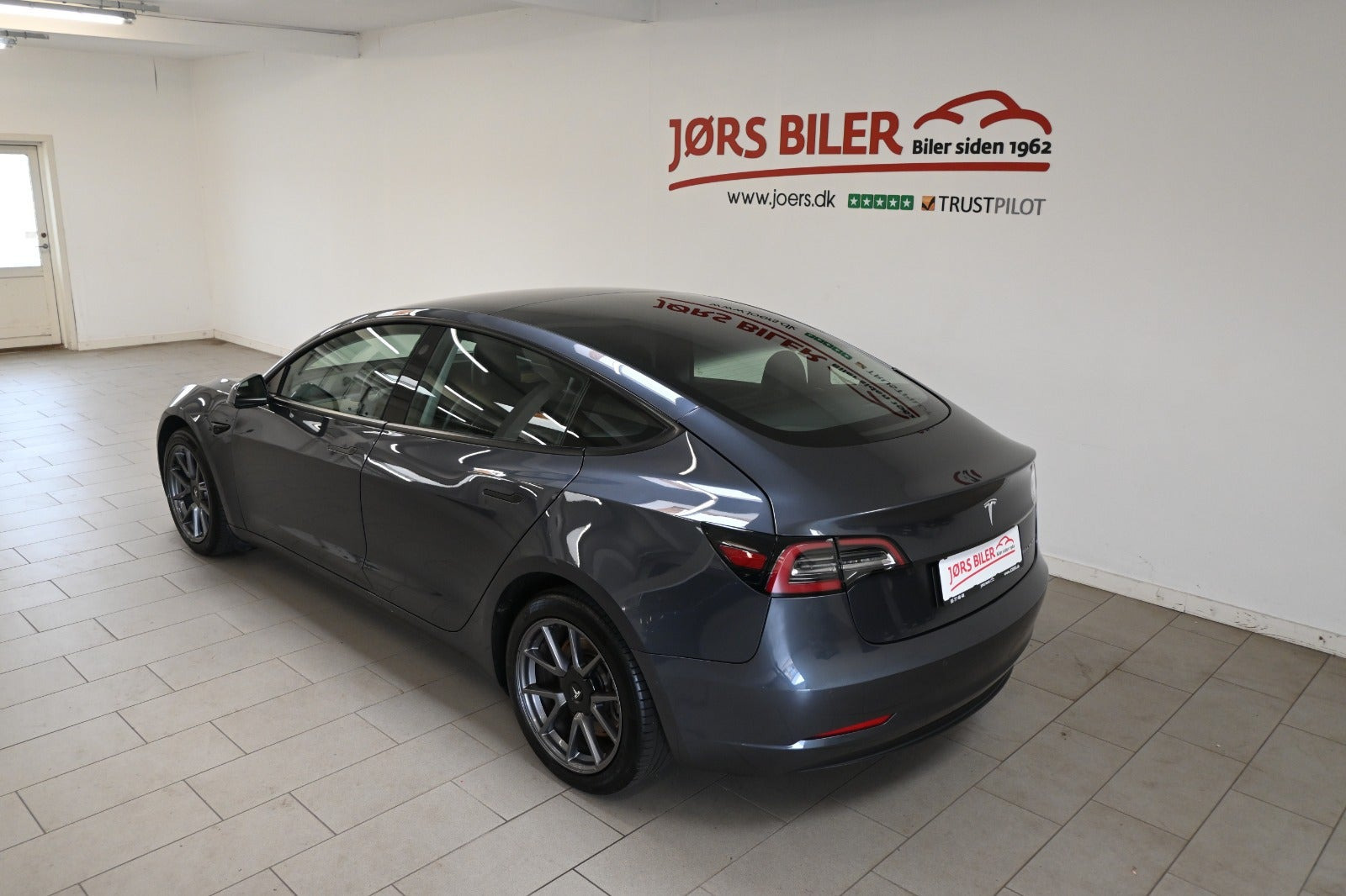 Grå Tesla Model 3 fra 2021