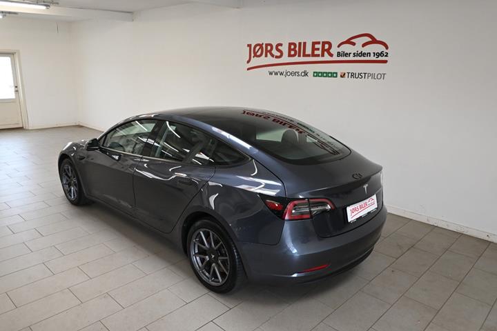 Grå Tesla Model 3 fra 2021