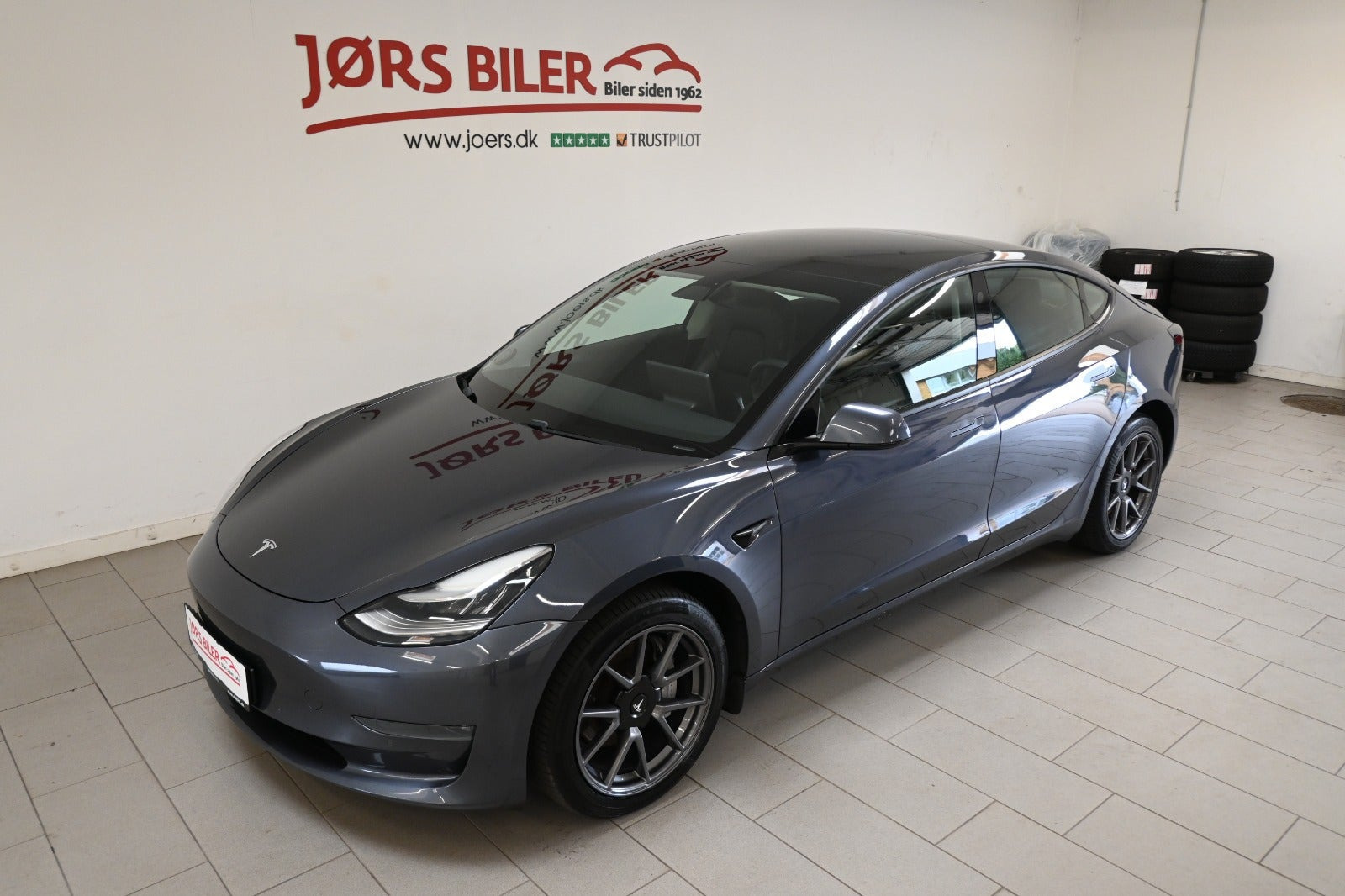 Grå Tesla Model 3 fra 2021