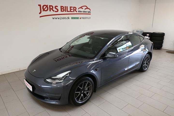 Grå Tesla Model 3 fra 2021