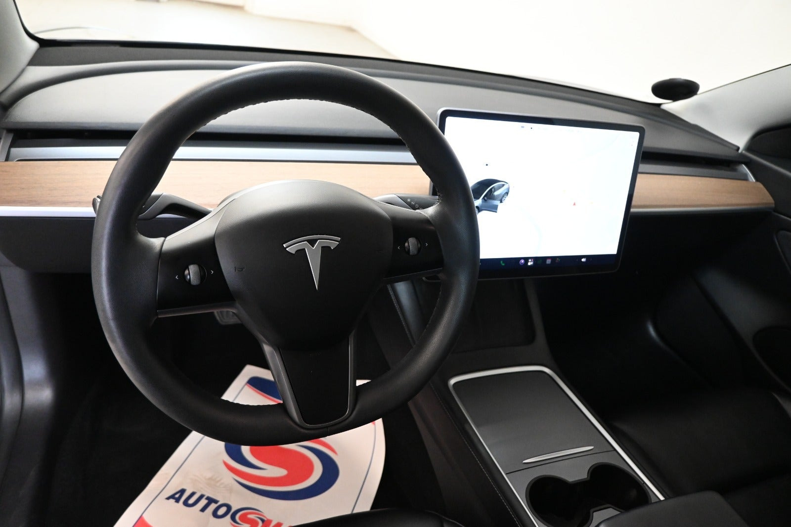 Grå Tesla Model 3 fra 2021