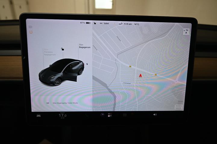 Grå Tesla Model 3 fra 2021