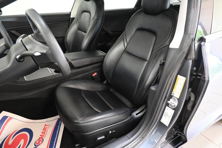 Grå Tesla Model 3 fra 2021