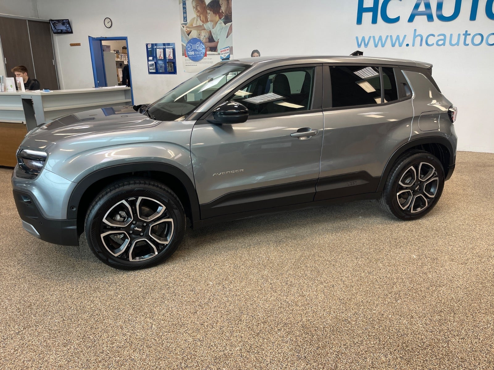 Grå Jeep Avenger fra 2025
