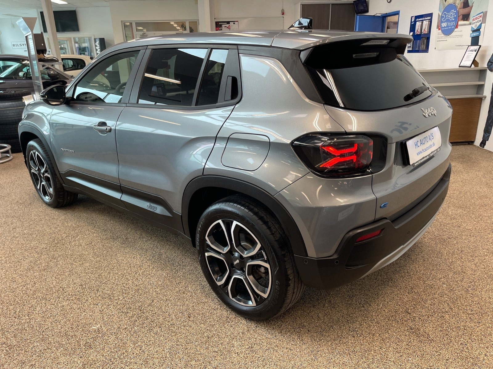 Grå Jeep Avenger fra 2025