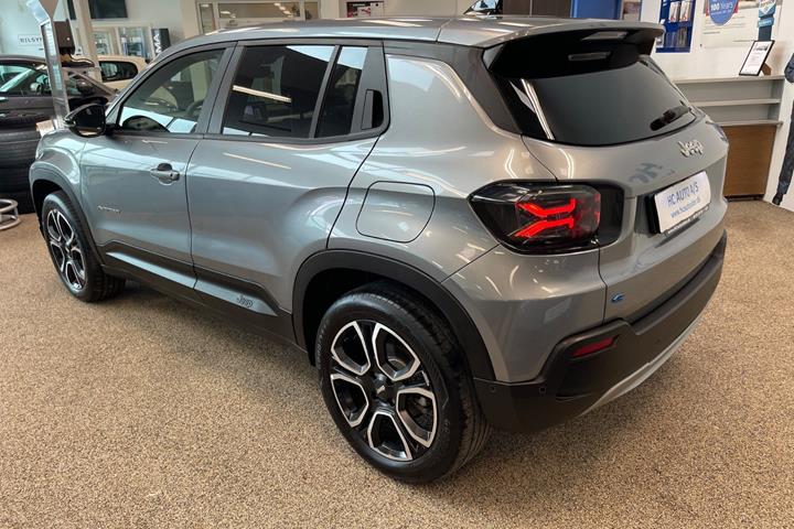 Grå Jeep Avenger fra 2025