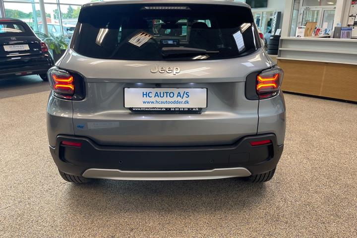 Grå Jeep Avenger fra 2025