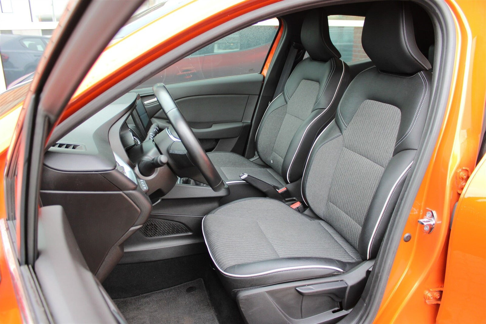 Orange Renault Clio V fra 2021