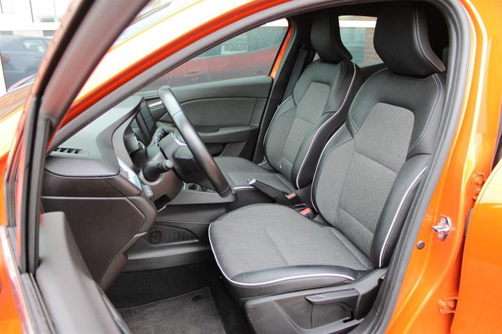 Orange Renault Clio V fra 2021