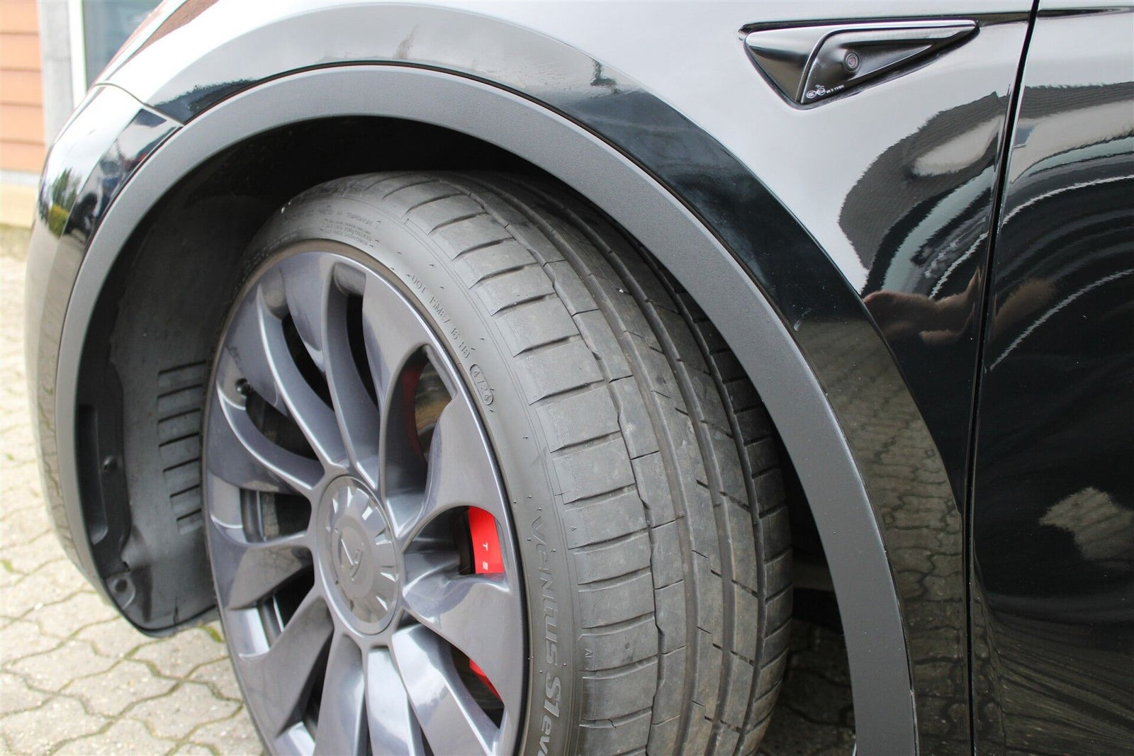 Sort Tesla Model Y fra 2022