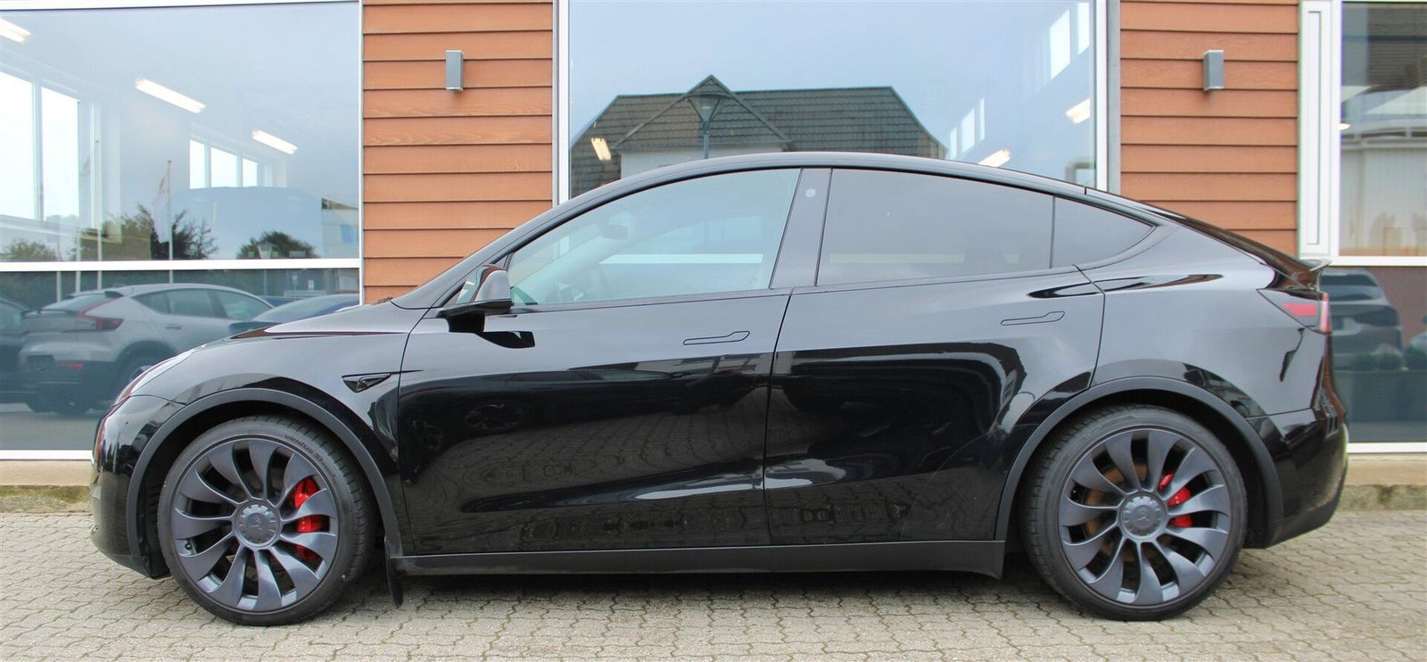 Sort Tesla Model Y fra 2022