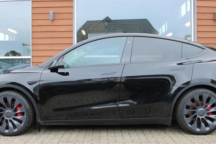 Sort Tesla Model Y fra 2022