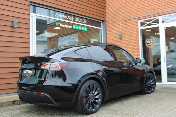Sort Tesla Model Y fra 2022