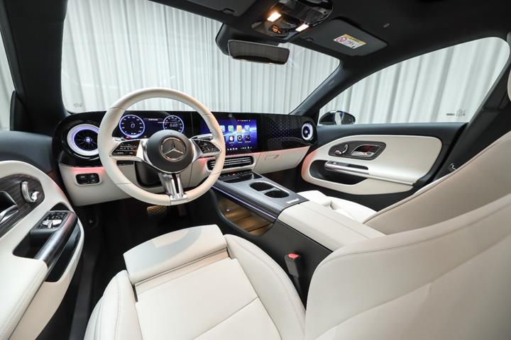 Sort Mercedes CLA350 fra 2025