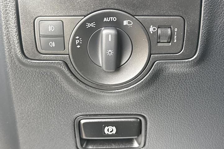 Sølv Mercedes Vito 114 fra 2023