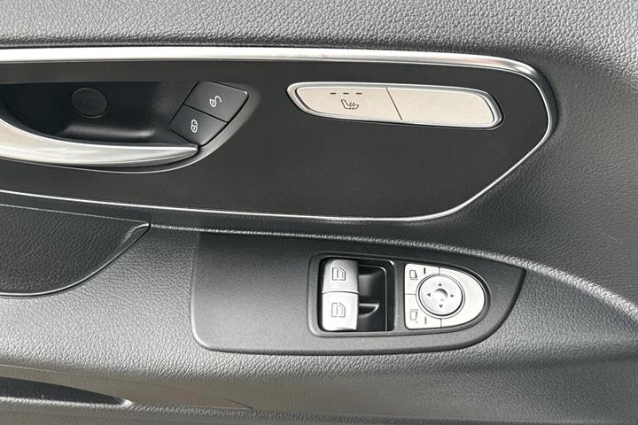 Sølv Mercedes Vito 114 fra 2023