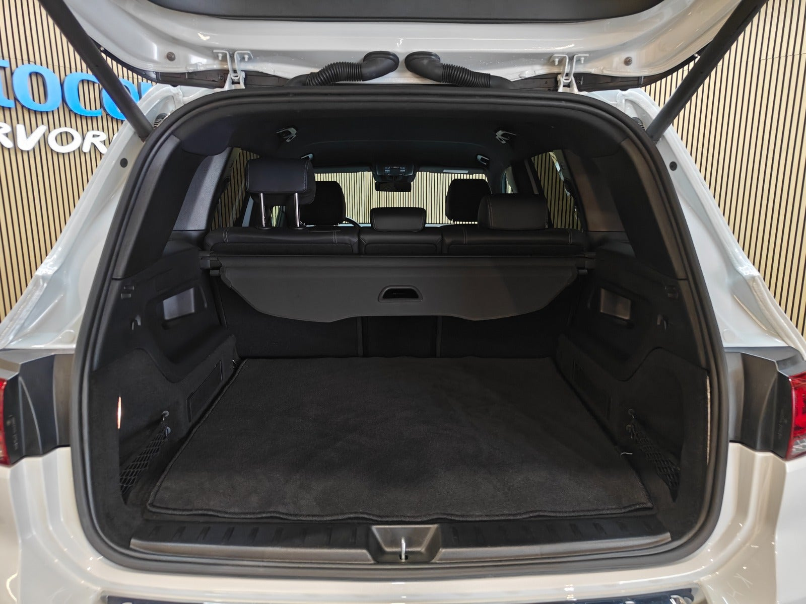 Hvid Mercedes EQB250+ fra 2024