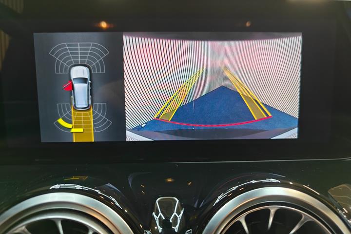 Hvid Mercedes EQB250+ fra 2024