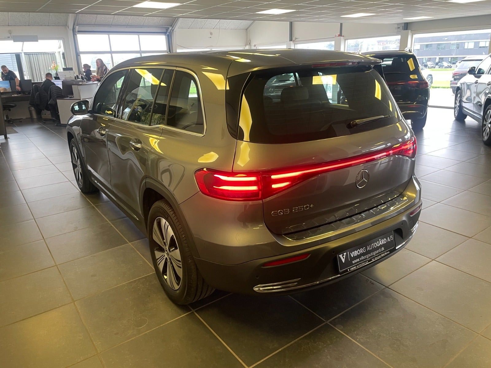 Grå Mercedes EQB250+ fra 2026