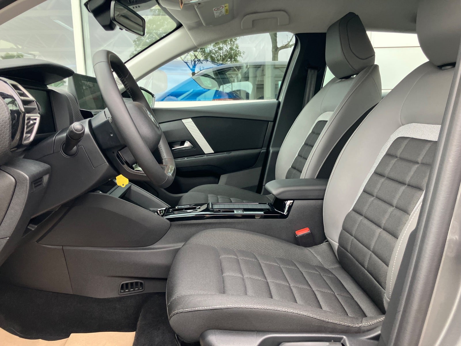 Grå Citroën ë-C4 X fra 2025
