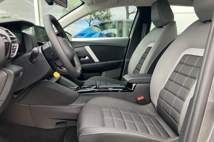 Grå Citroën ë-C4 X fra 2025