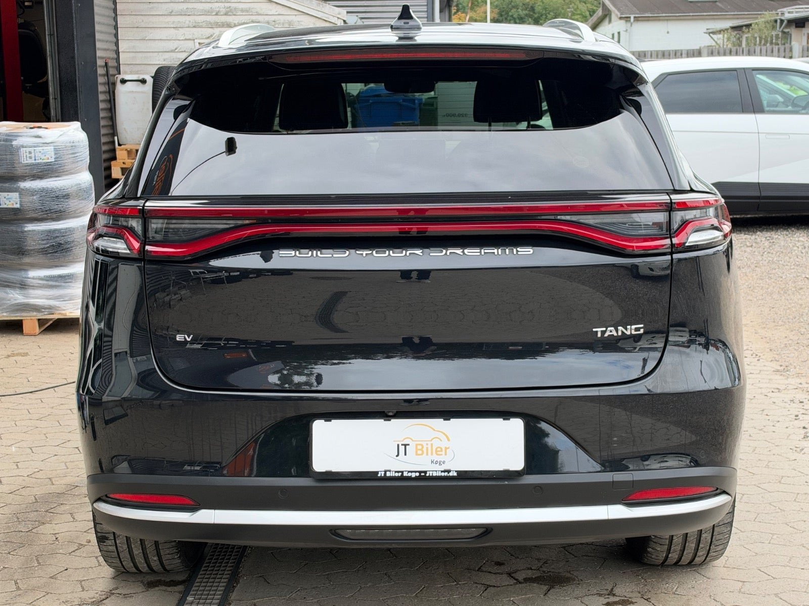 Sort BYD Tang fra 2023 set udefra