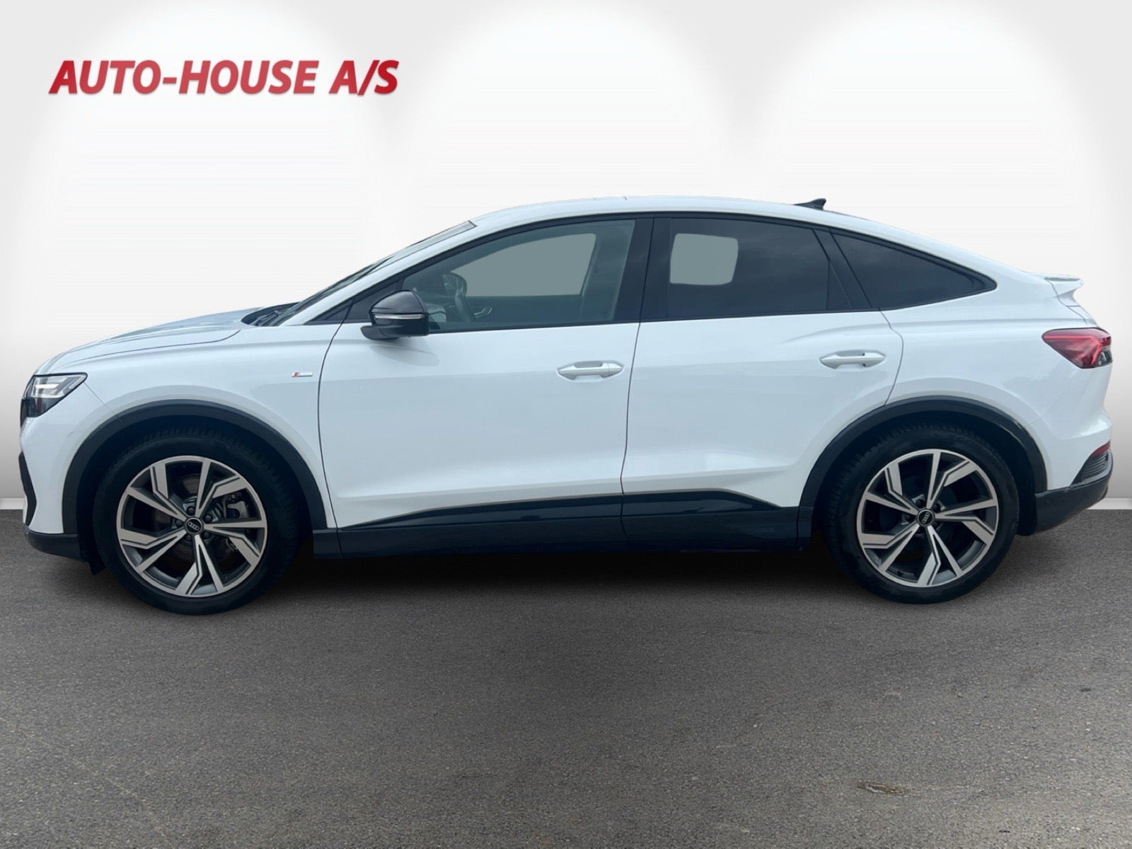 Hvid Audi Q4 e-tron fra 2023
